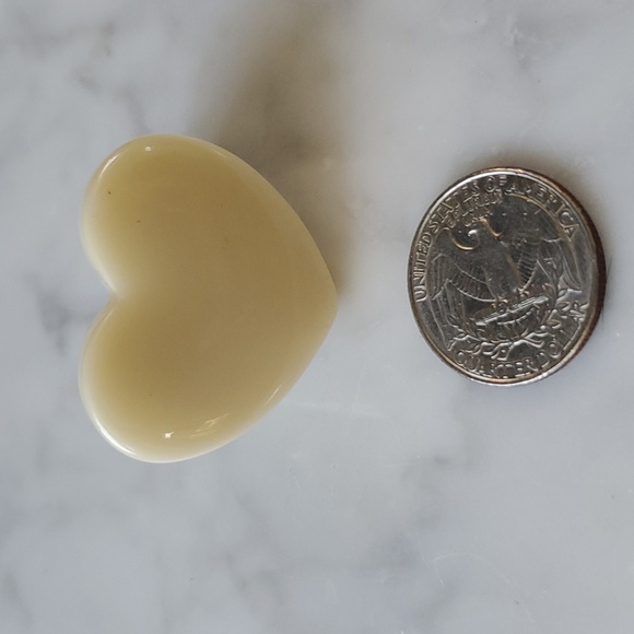 1980s Vintage Beige Plastic Heart Ring - Picture 4 of 7